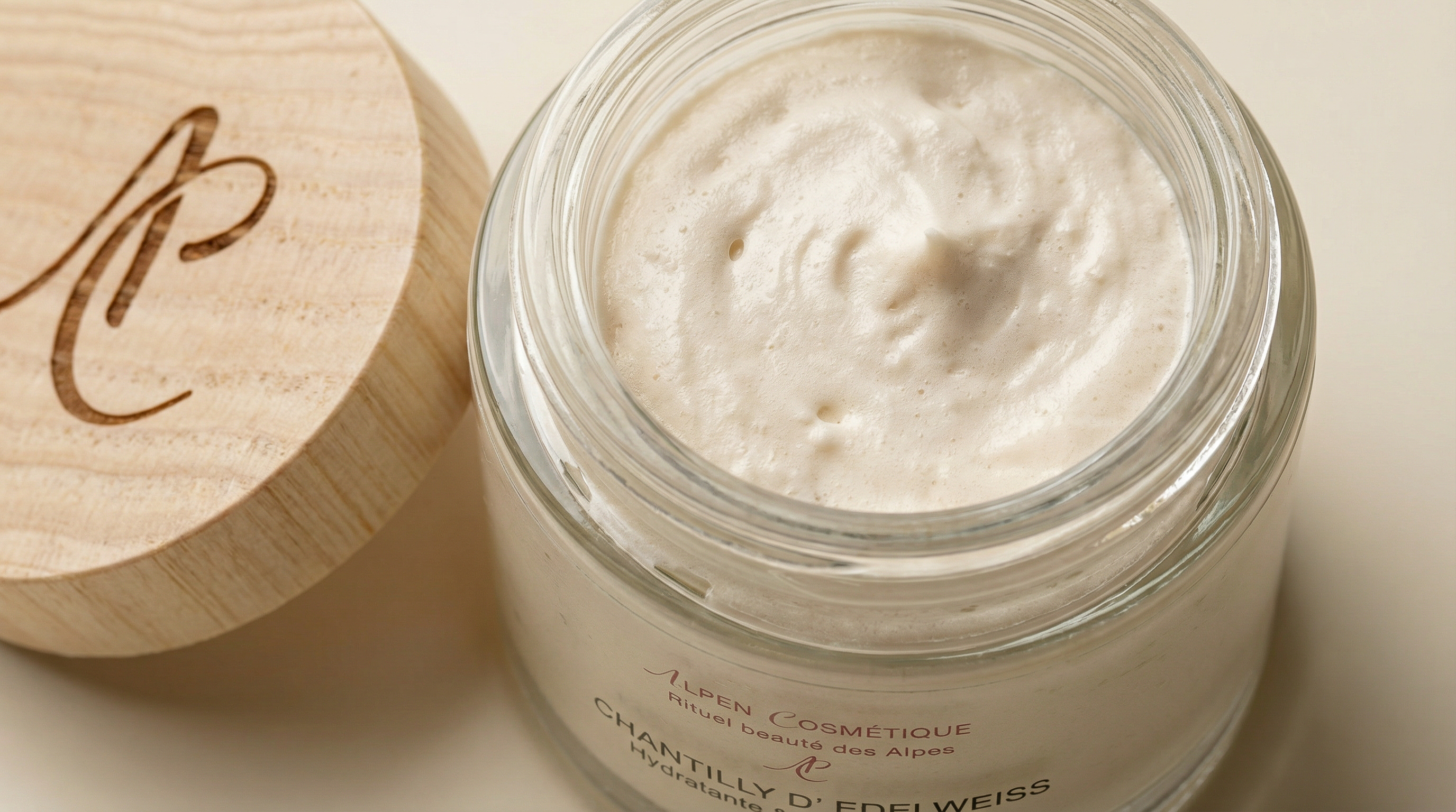 Chantilly d'Edelweiss macro shot of cream and wooden lid
